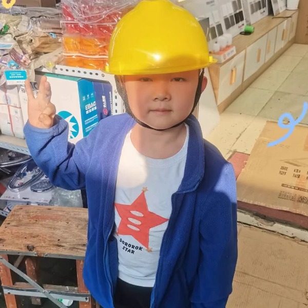 儿童安全帽透气防摔工程帽建构区建筑头盔小孩工人演出道具