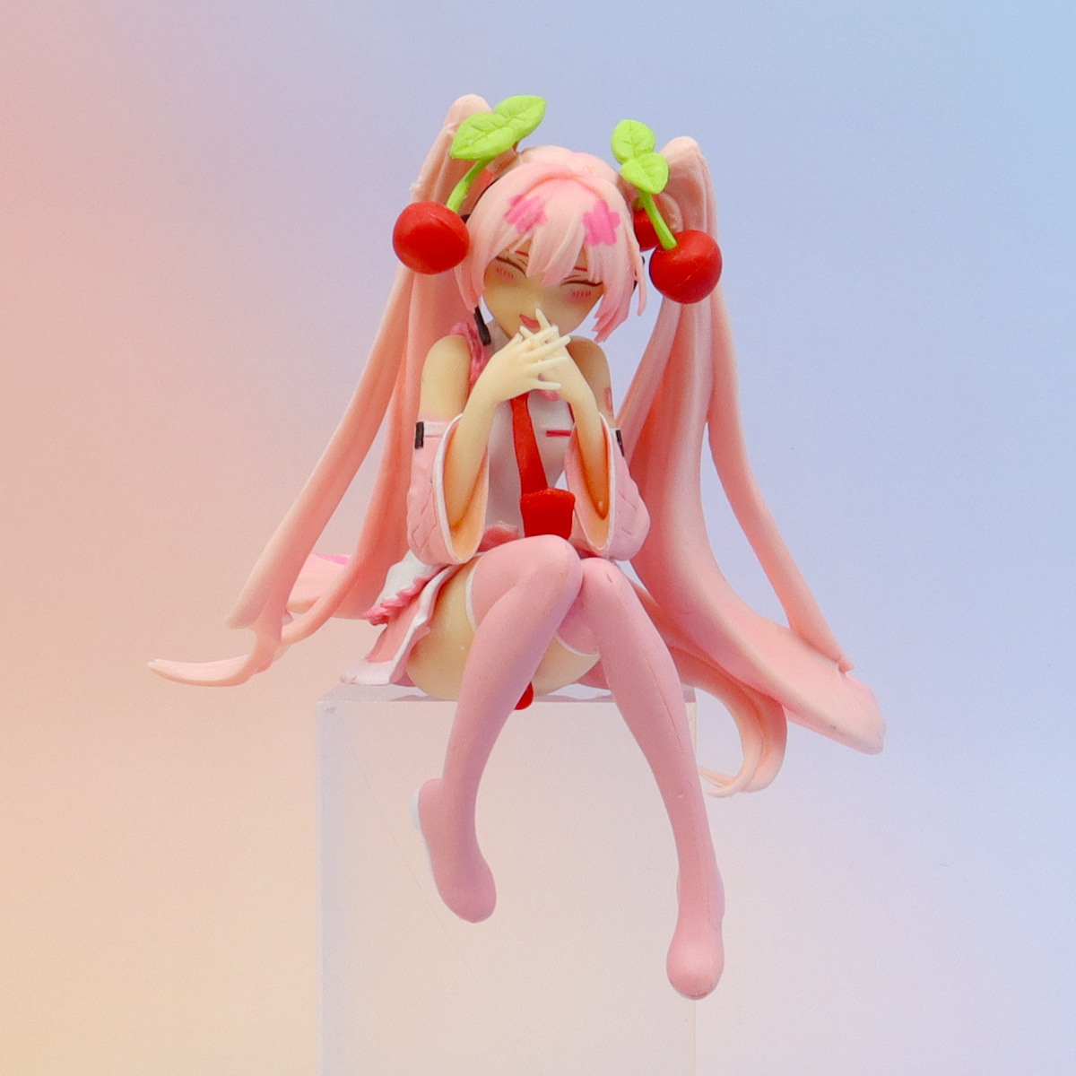 粉色坐姿初音未来 二次元美周边桌面车载摆件系列手办模型批