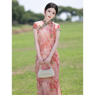 新中式粉色改良提花长文艺旗袍女2026春新款少女短袖年轻款上班穿