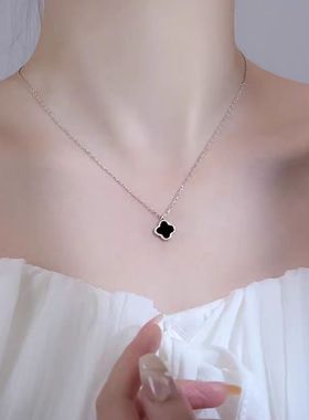黑色四叶草项链女生2025年新款轻奢小众锁骨链级设计感颈链