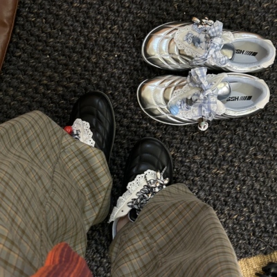 H55女鞋BellaGirl多元流动风薄底挂坠拼接蕾丝花边休闲运动德训鞋