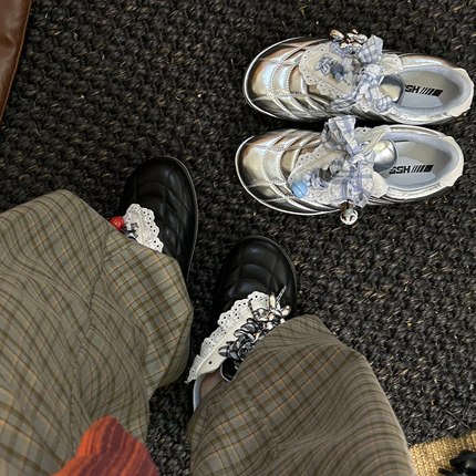 H55女鞋BellaGirl多元流动风薄底挂坠拼接蕾丝花边休闲运动德训鞋