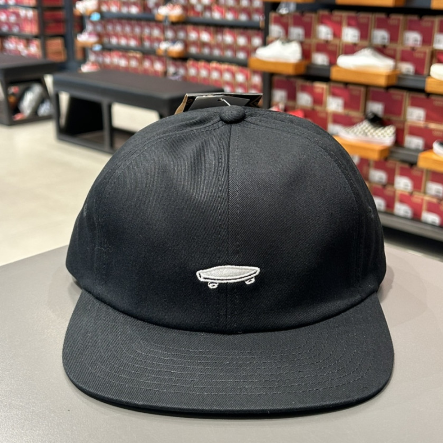 范斯vans滑板刺绣棒球帽黑色平沿帽可调节VN000YXKY28