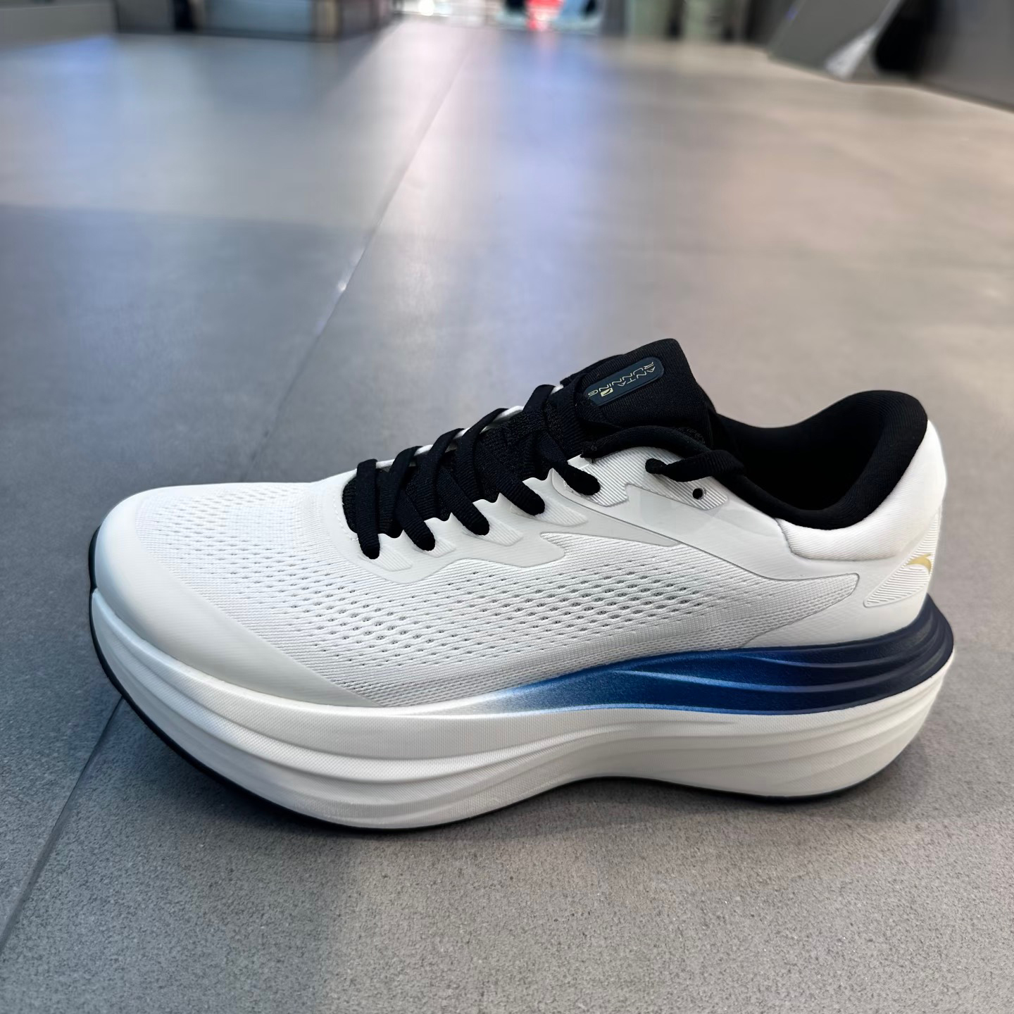 安踏旅步2S缓震跑步鞋