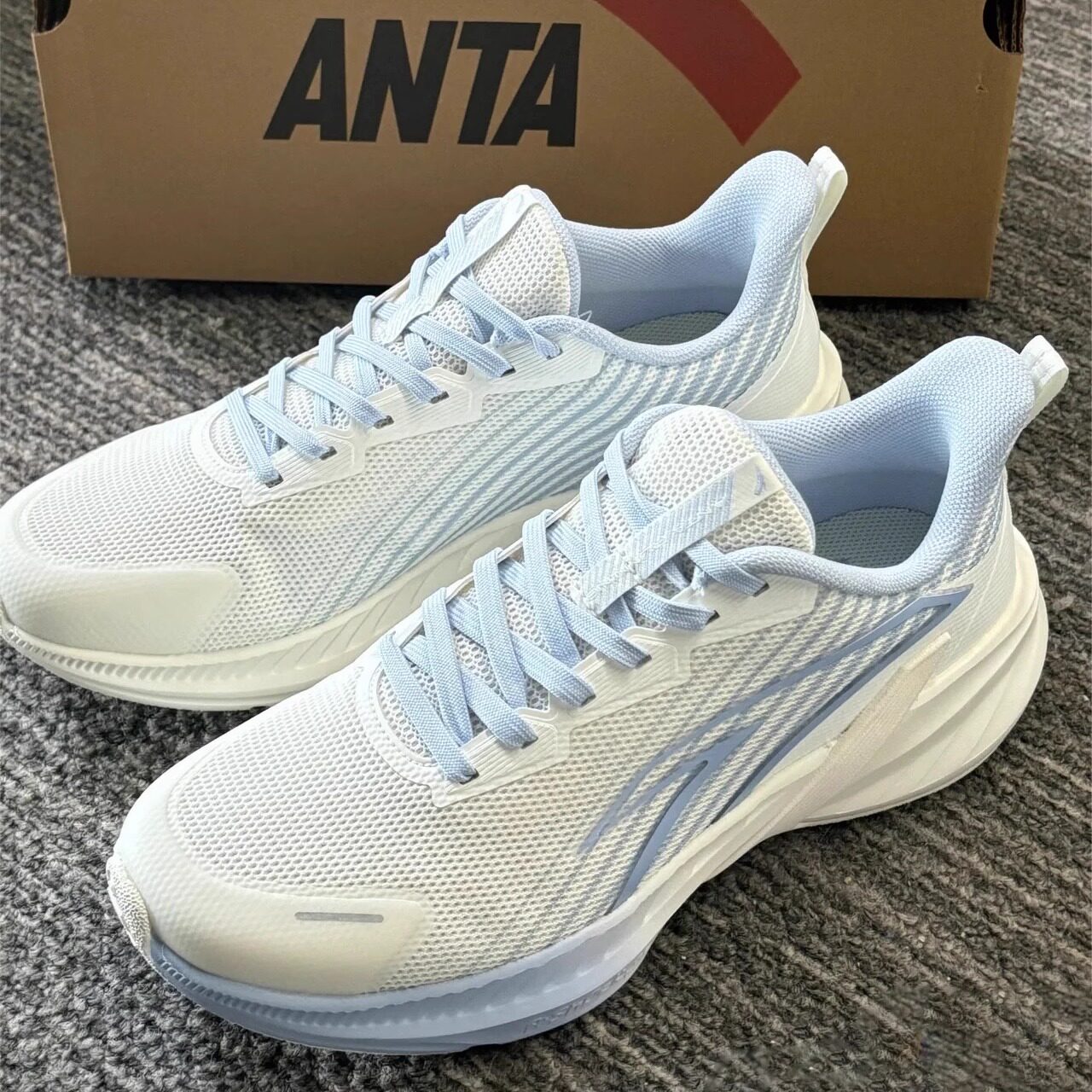 安踏毒刺MAX缓震跑步鞋女透气减震耐磨运动鞋网面轻便休闲女鞋