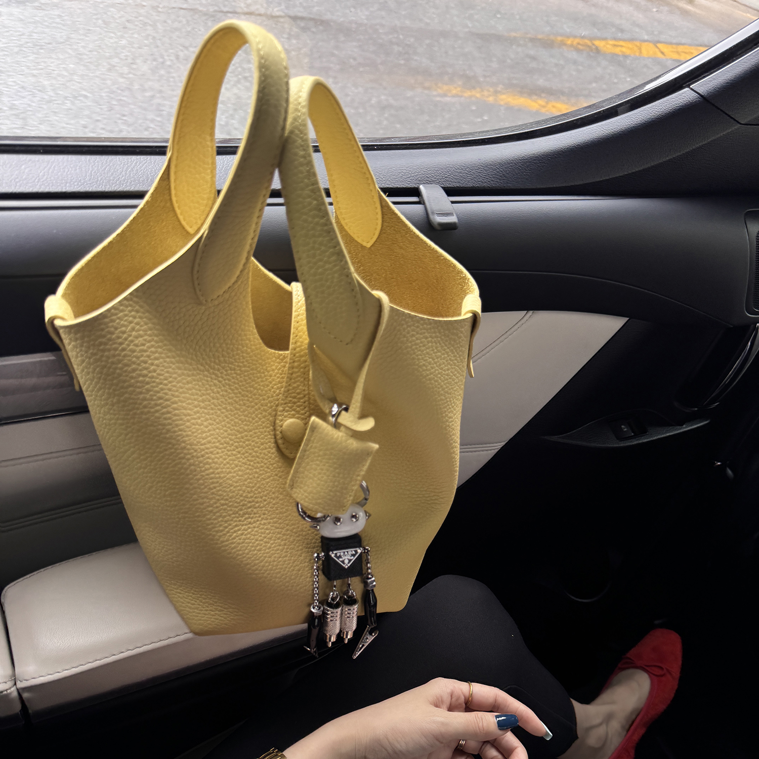 鹅黄色真头层牛皮水桶包手提包