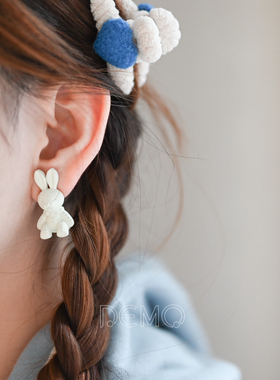 黛墨Demo原创动漫风可爱手工磨砂质感白色小兔子 纯银耳钉耳环