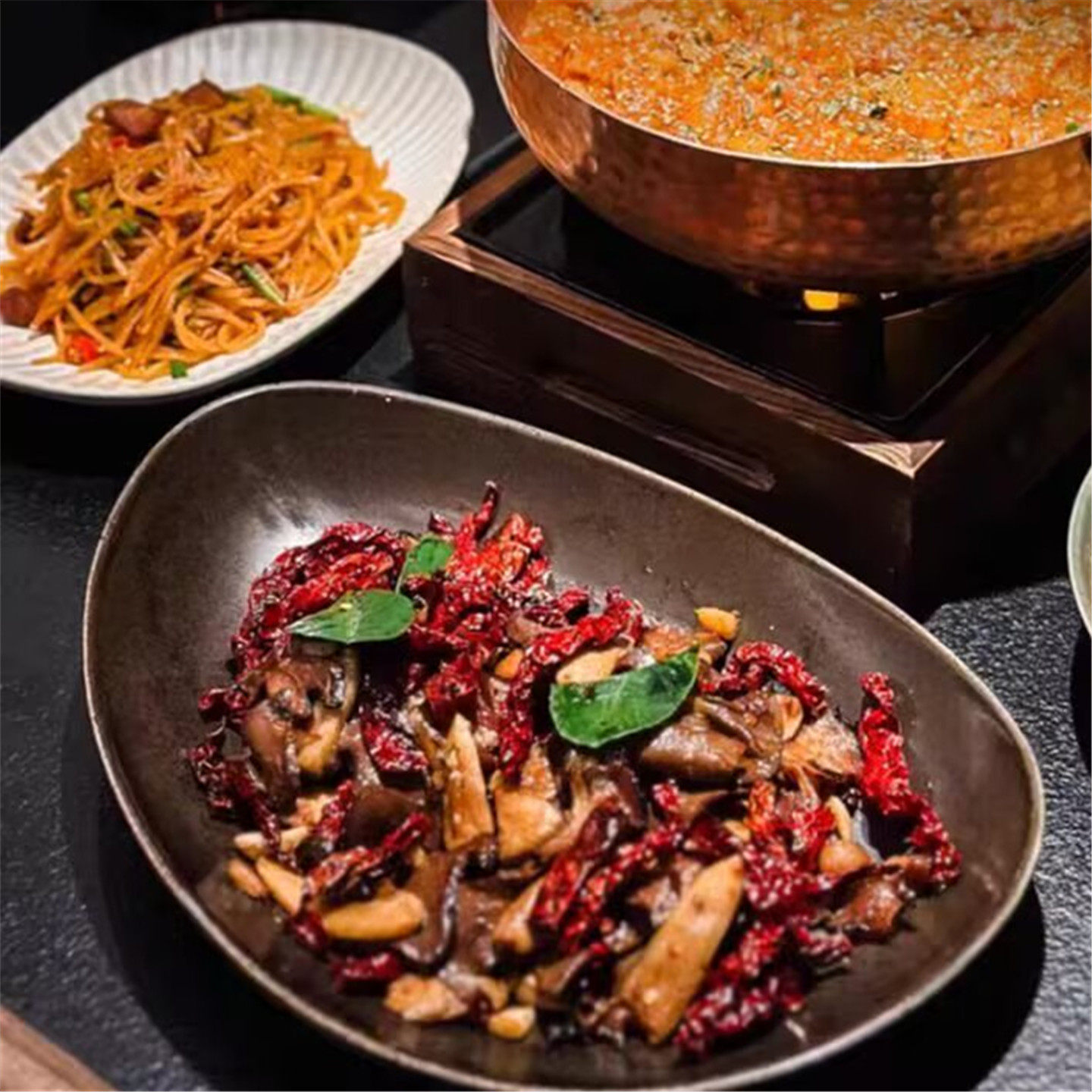 日式侘寂风三角形西餐盘云贵菜小炒陶瓷盘子黑色辣椒炒肉特色餐具