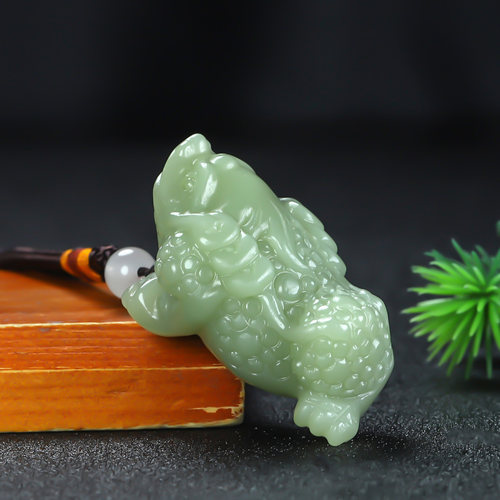 青白玉立体精雕三角蟾腰挂坠吊坠