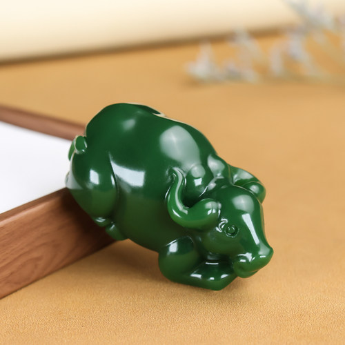 和田玉碧玉菠菜绿牛手把件