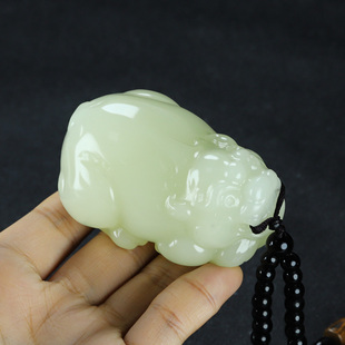 新疆和田玉貔貅手把件天然玉石青白玉招财貔貅把件羊脂籽料手玩件