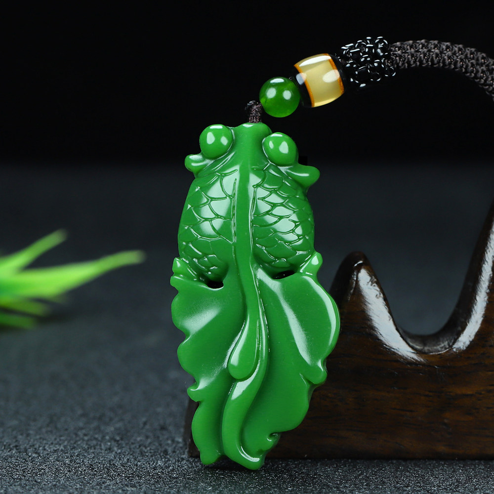 新疆和田玉碧玉菠菜绿小金鱼吊坠图片