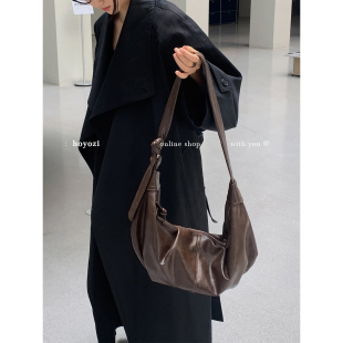 2026秋新款 HOYOZI慵懒斜挎牛角包通勤包包女式 饺子 小优家包包
