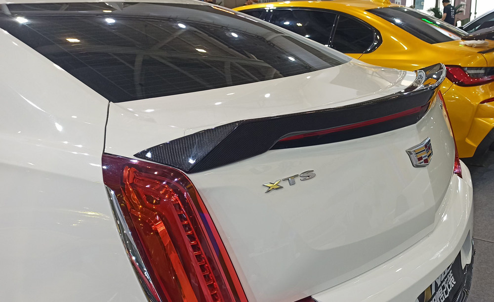 CADILLAC 18-19 XTS 수정된 실제 탄소 섬유 V 테일 V 스타일 드릴링 없이 고정 풍압 테일에 적합