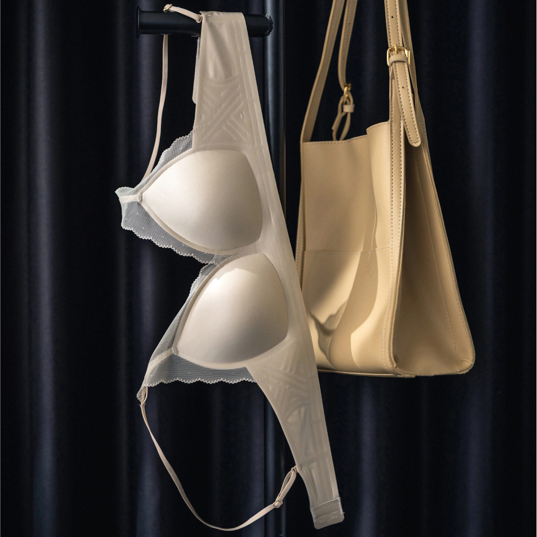 2026年新款法式文胸女果冻条固定三角杯大胸显小百搭轻薄无痕