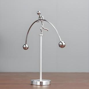 创意不倒翁平衡球小铁人摆件单脚大力士举重桌面减压金属装 饰品