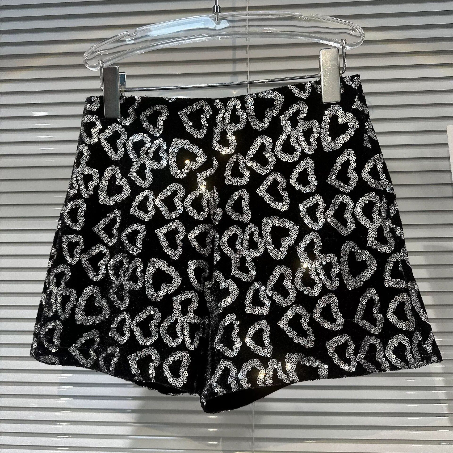 女童网红款2026春季新款小香风爱心亮片刺绣丝绒松紧腰三分短裤靴