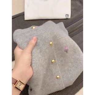 【现货】花灰色小金扣刺绣花朵重工浣熊绒毛衣外套女秋冬针织开衫