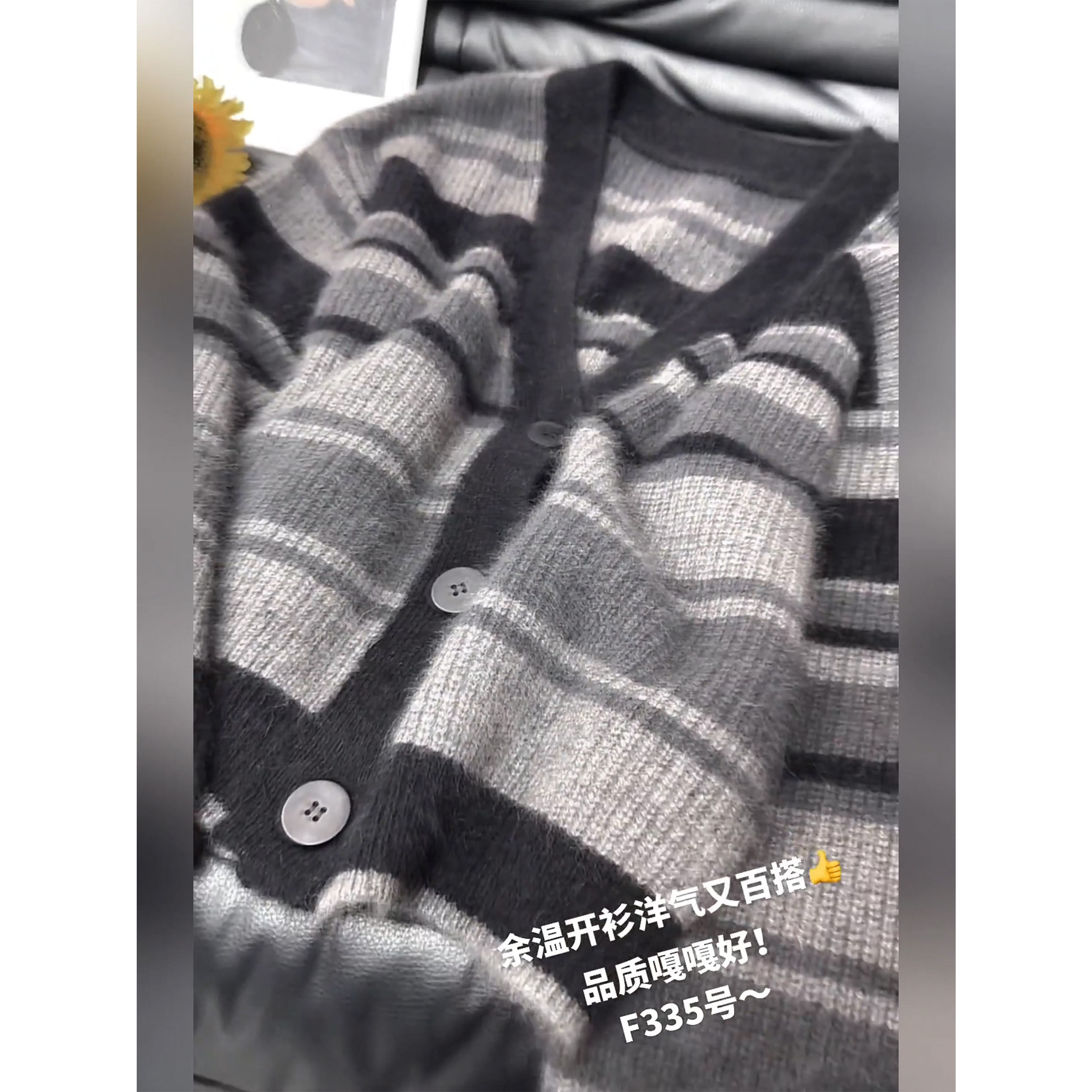 秋冬格雷系复古条纹V领针织开衫