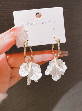 简约气质白色高级感轻奢大气花瓣耳环女百搭银针耳饰个性耳坠
