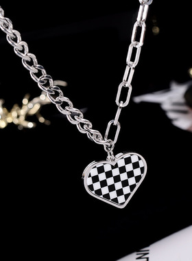 2021新品潮黑白棋盘格子爱心挂坠链条钛钢项链小众甜酷嘻哈项坠