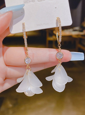 超仙白色花瓣耳坠森系圆脸显瘦耳环百搭气质日韩耳饰古风网红耳钉