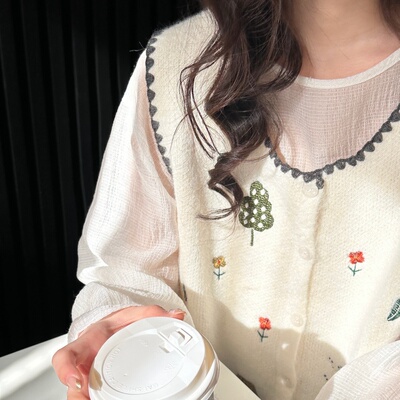 花路人 很明媚的穿搭春款干净高级感花朵树木刺绣超好看叠穿马甲