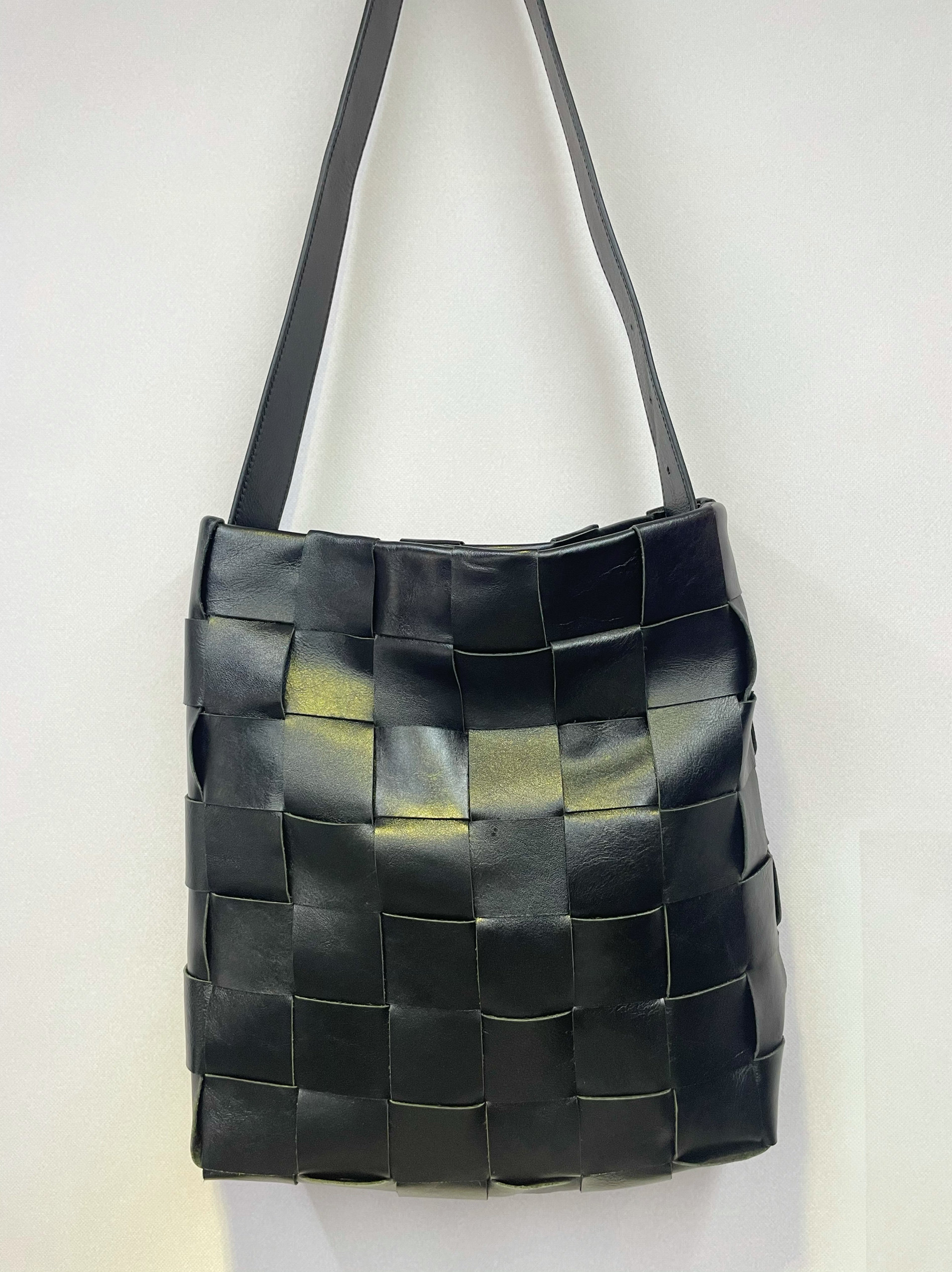 2025新款手工编织头层牛皮单肩斜挎真皮宽肩带编织男女同款水桶包