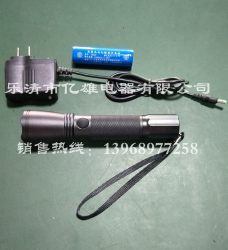具有工作光、强光及爆闪信号三档光，可作为照明或远距离信号指示；
