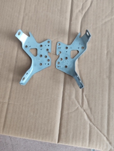 霸道2700 酷路泽低配中控台仪表盘收音机CD碟机支架架子固定铁片