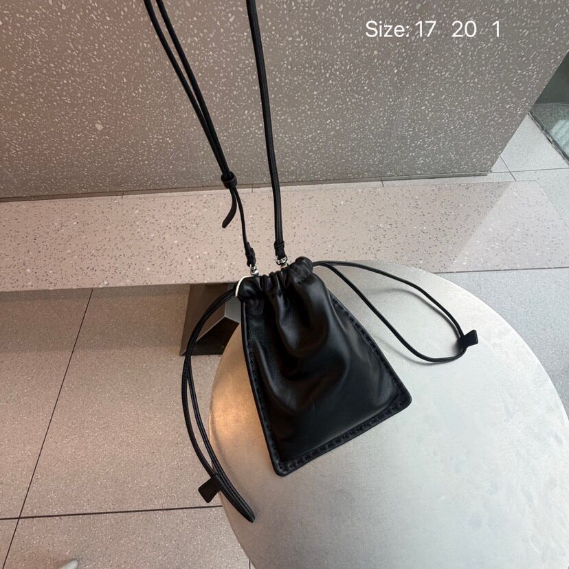 包包女2026新款网红纯色牛皮复古抽带水桶包软面单肩腋下包斜挎包