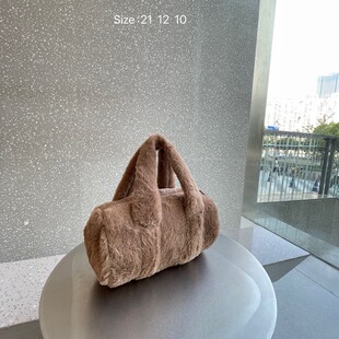 毛绒绒气质温柔小清新可爱柔软质地2025新款手挽手提圆筒包枕头包