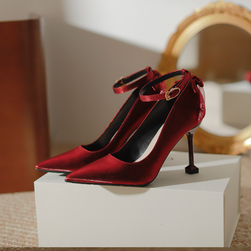 单鞋30小码婚鞋313233胖脚宽大码女鞋41一43尖头蝴蝶结新娘高跟鞋