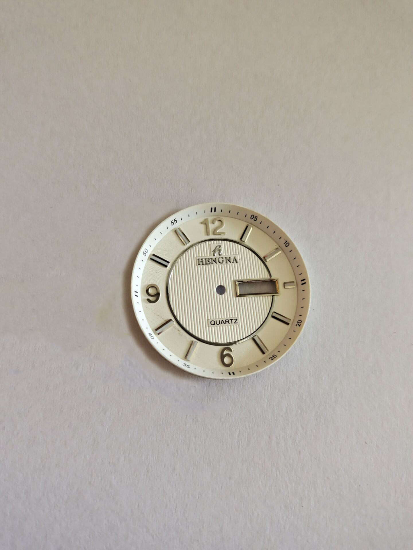 亨纳手表石英双历字面表盘装2105机芯