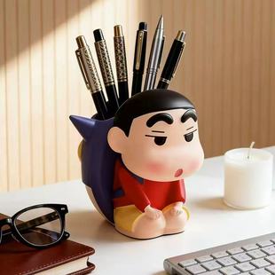 蜡笔小新背包收纳笔筒摆件办公室工位桌面装饰客厅遥控器化妆刷盒