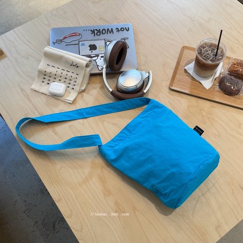 真的会反复爱上不同的蓝～尼龙韩系设计百搭水桶包溜街单肩斜挎包