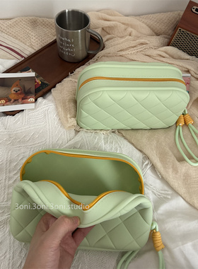 沙滩硅胶杂物包！糯绿色便携中小样化妆品收纳包旅行数码电源收纳