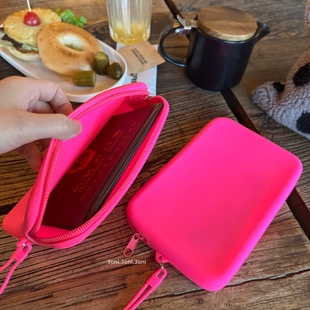 拿来装证件～高级防水防摩擦硅胶户口本/护照/数据线手机收纳袋！