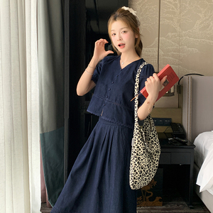 2025新款夏季盐系牛仔套装花边拼接设计V领上衣高腰半身裙两件套图片