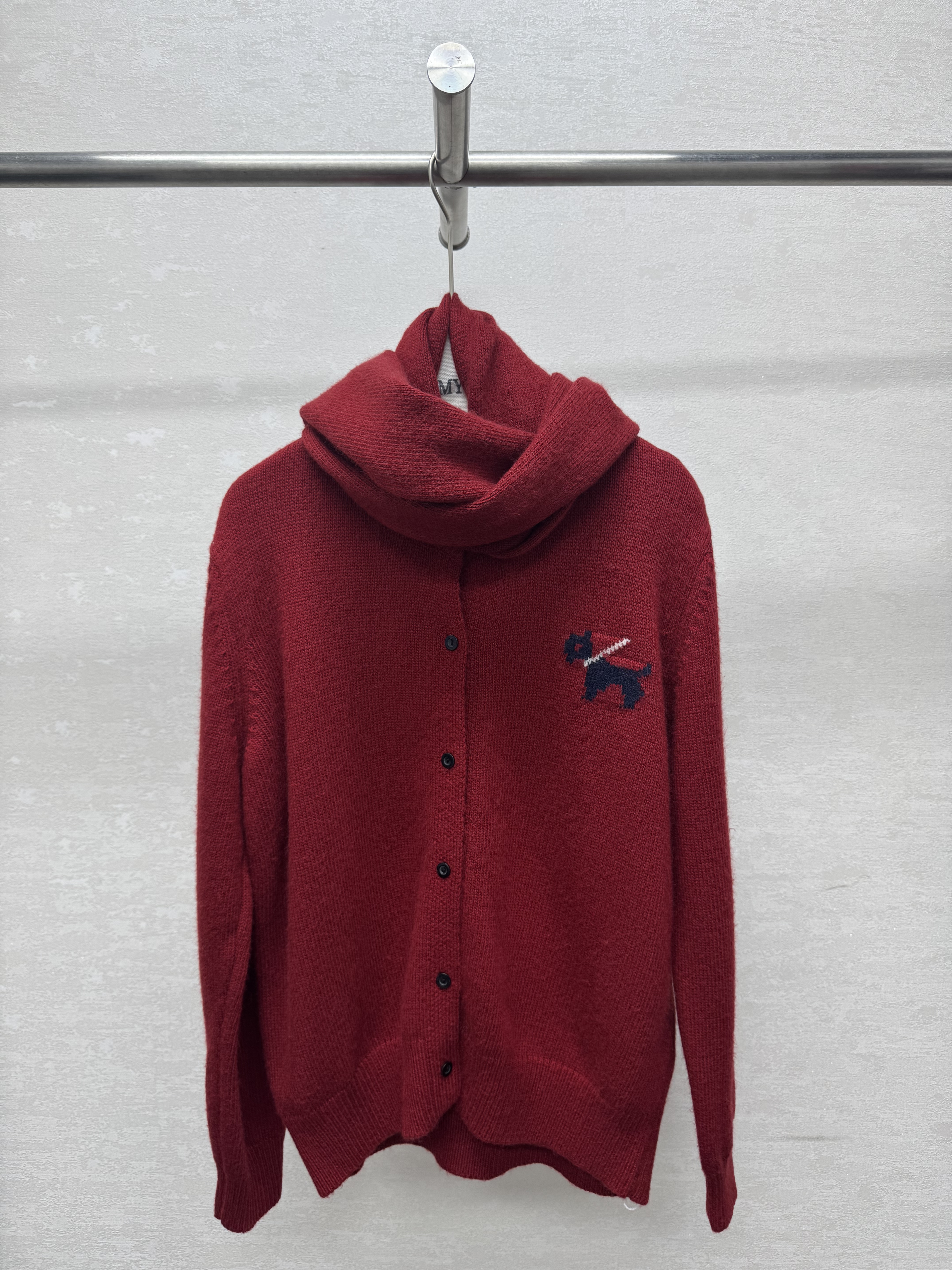 2025年新款大红色新年款毛衣针织开衫外套女围脖穿搭别致绝美上衣