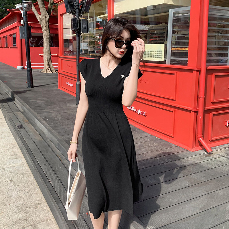 赫本风黑色冰丝连衣裙女夏天新款V领无袖背心高腰针织A字裙小香风