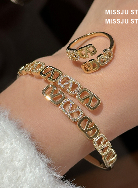 明星款BI入@走秀款镶钻V字母镂空开口手镯戒指女轻奢小众高级手环