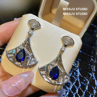 琚小姐高级感扇形扇子镶蓝钻水滴