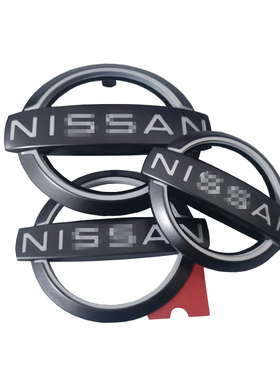 新款前后车标灰色白字车标骐达天籁轩逸奇骏新蓝鸟改装后尾标