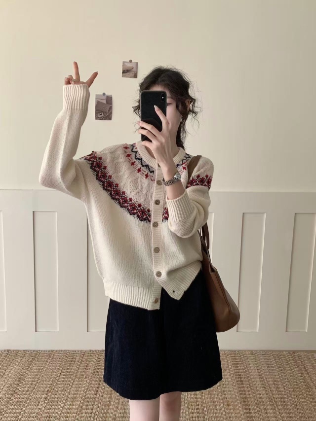韩系复古提花米色圆领开衫毛衣外套冬季新款时髦独特别致百搭上衣