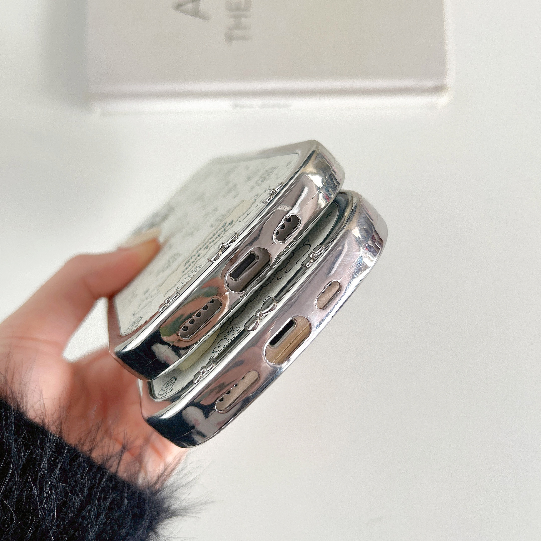 立体山茶花狗狗iPhone15手机壳适用苹果14/13promax贴皮软壳12可爱卡通小众新款