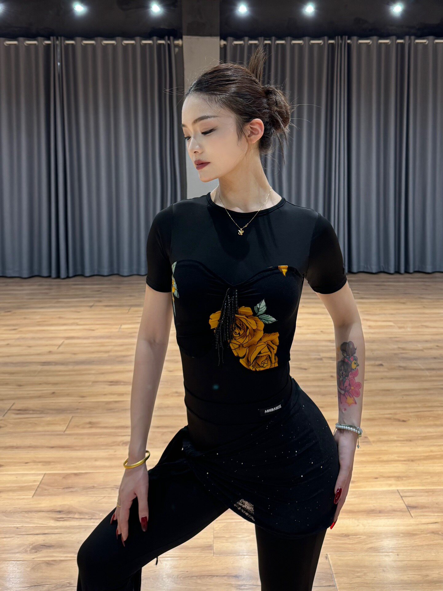 傲睨拉丁舞服圆领短袖上衣黑色黄花珠串连体衣练舞表演教课女成人