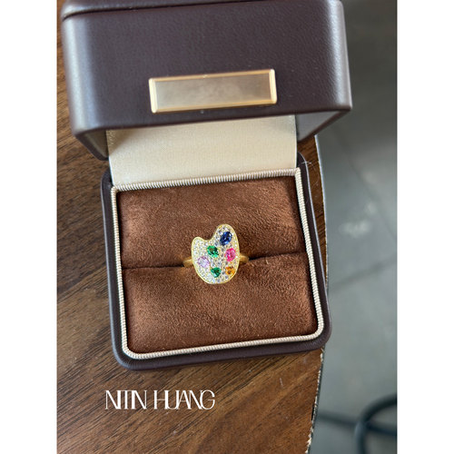 培育彩色蓝宝石高级时尚戒指