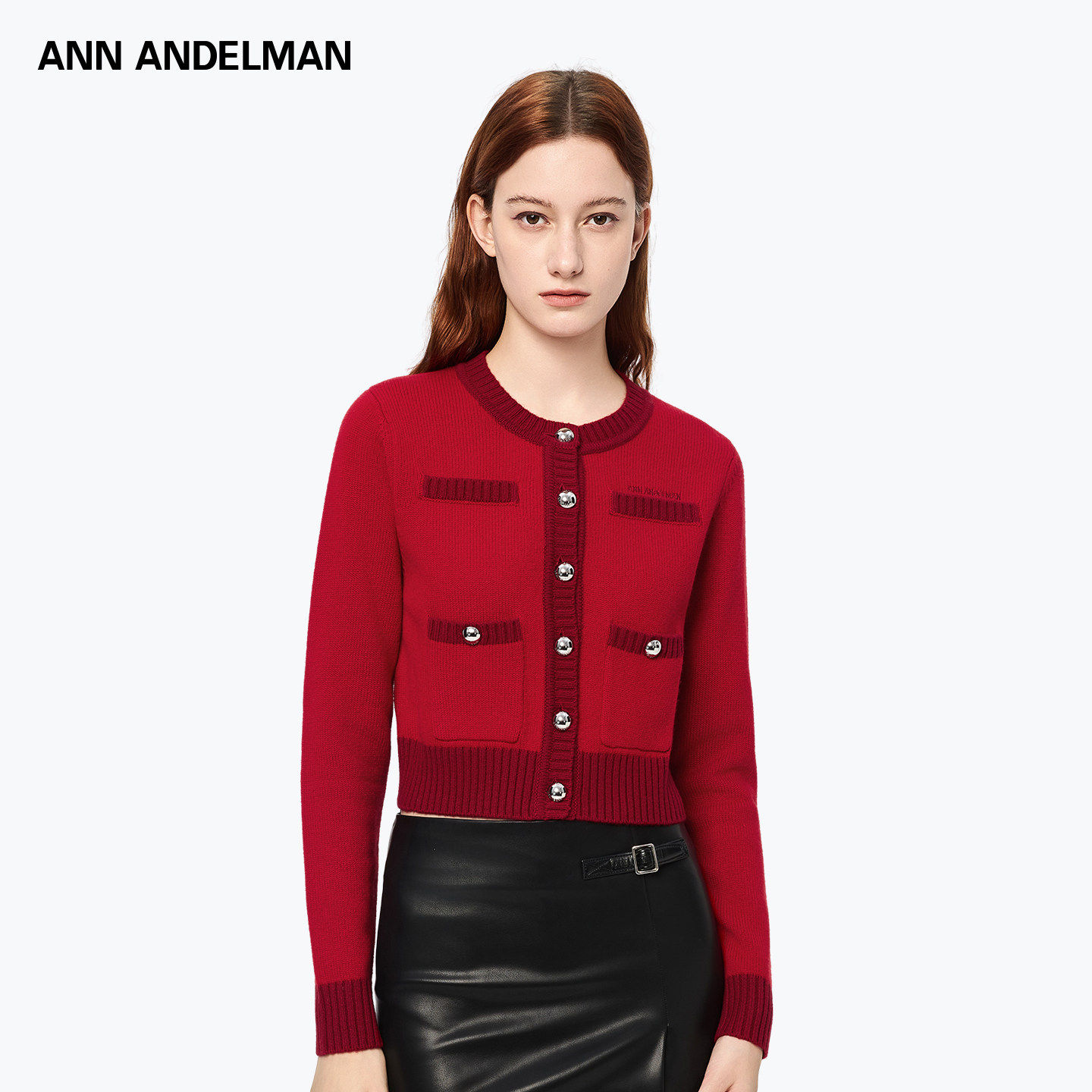 【新年系列】ANN ANDELMAN红色金属纽扣多口袋装饰小香风针织开衫