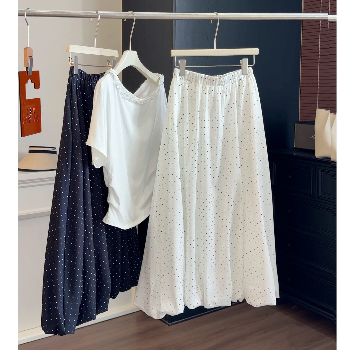 白色波点半身裙女夏季2026新款百搭高腰显瘦垂感A字花苞中长裙子